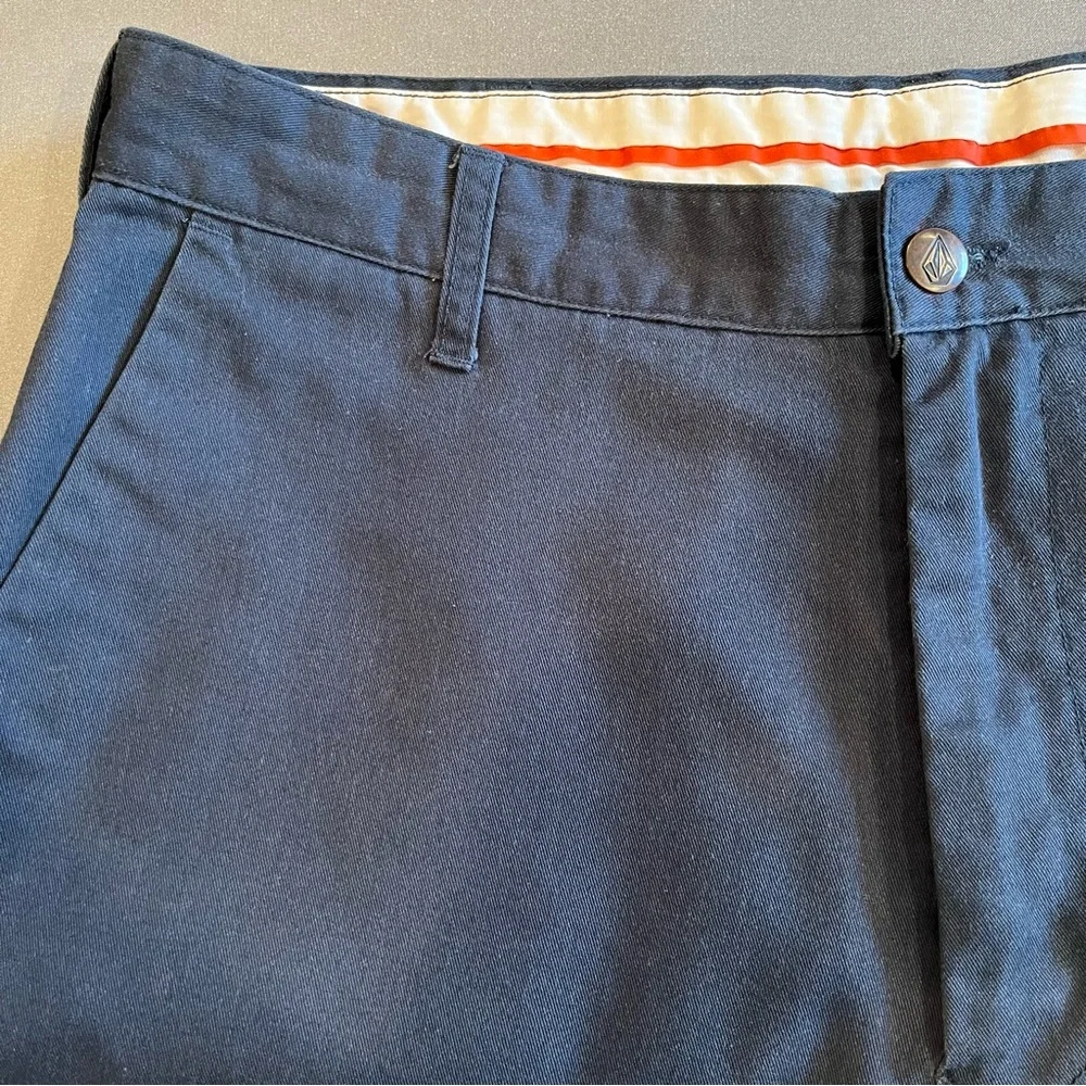 VOLCOM Y2K Vintage Blue Bermuda Chino Board Shorts Embroidered Logo Size 33